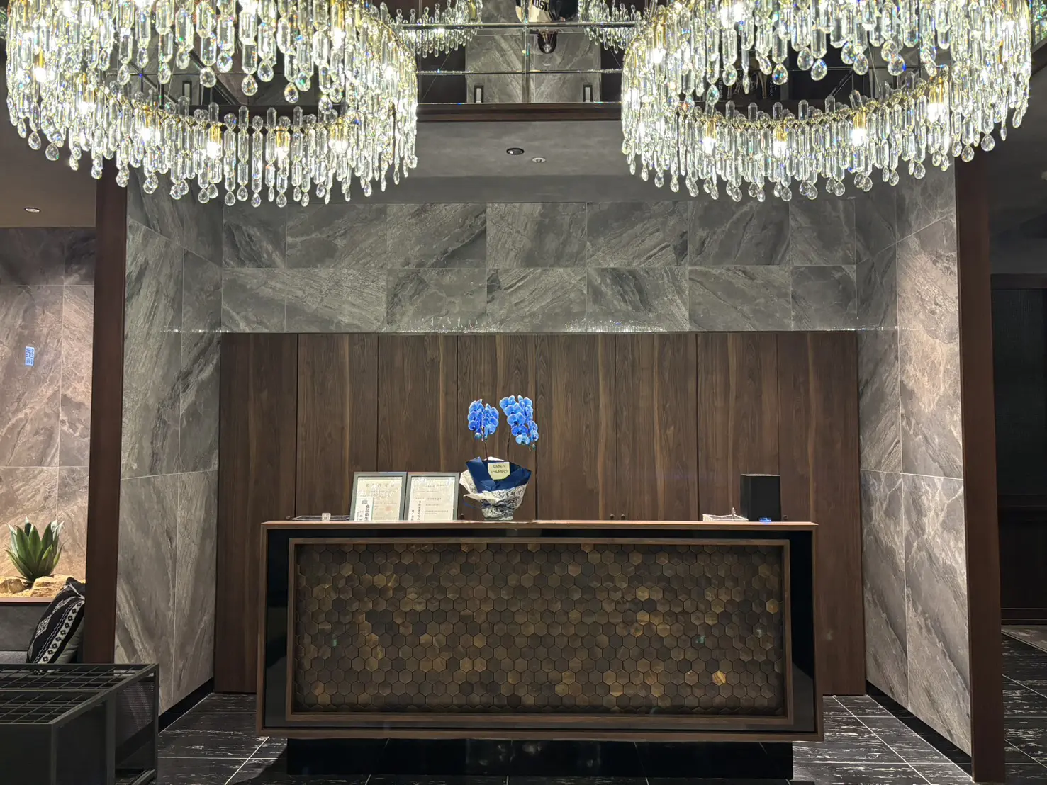クリスタルシャンデリア2基が並ぶROMA LOUNGEのエントランス