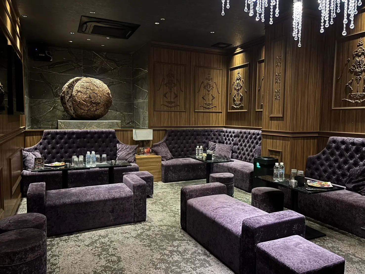 ROMA LOUNGE ラウンジ席／クリスタルの雫とウッドレリーフ、パープルのタフテッドソファ